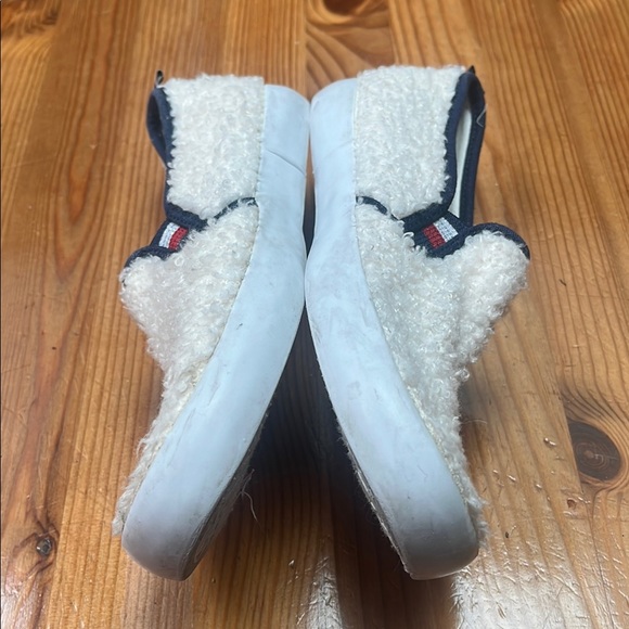 Tommy Hilfiger White and Blue Sherpa Slippers/shoes - Picture 9 of 10